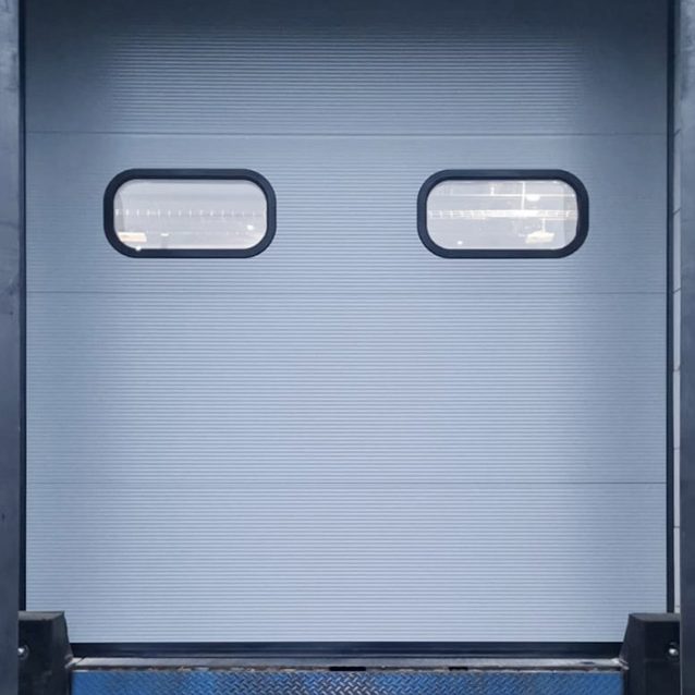 APA-IDF_Porte-sectionnelle-dans-un-laboratoire-pharma-vue-exterieur