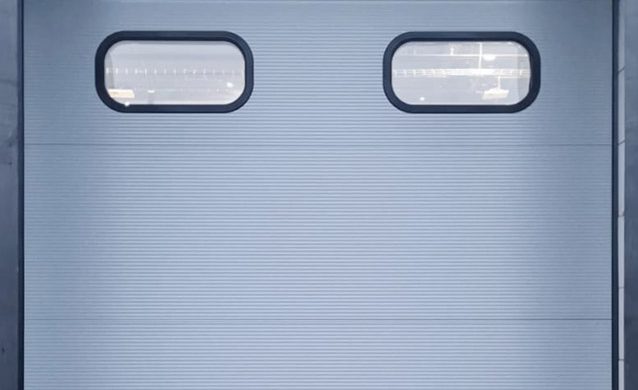 APA Porte-sectionnelle-dans-un-laboratoire-pharma-vue-exterieur