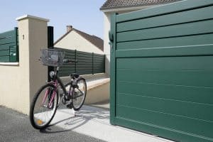 kabig portail coulissant aluminium contemporain vert ouvert velo