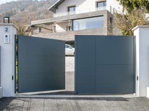 kostum aluminium architecte portail battant plein esus 7031 ouvert photocellules-1