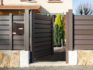 kostum aluminium contemporain portillon cloture persienne litenn 8019 ouvert