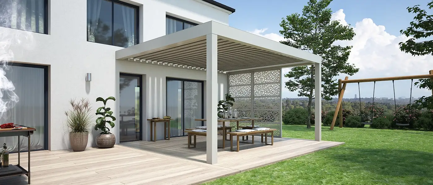 Pergola en aluminium gris clair adossée à la maison