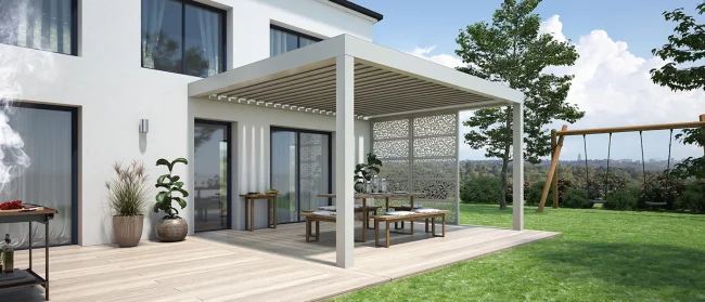 Pergola en aluminium gris clair adossée à la maison