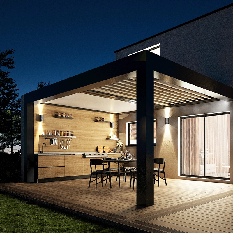 Pergola de nuit adossée à la maison en aluminium avec des leds modèle Poppy par Kostum en coloris N2100 et RAL 9010, finition ton bois bouleau