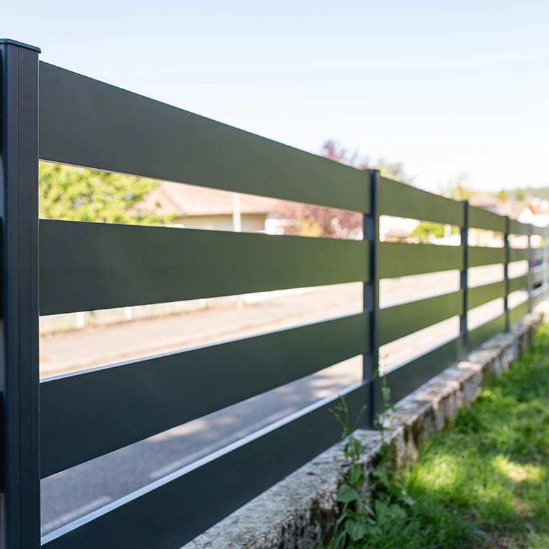 Clôture en aluminium noir anthracite, lames ajourées - APA spécialiste des portails en Île-de-France