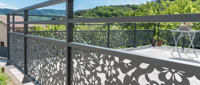 Garde-corps en aluminium sur un balcon, avec décor fleurs, gris anthracite RAL 7016