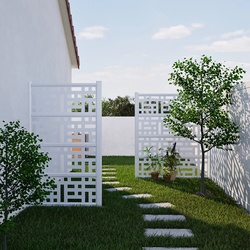 Une allée de jardin avec des claustras blanc en aluminium, avec un décor moderne