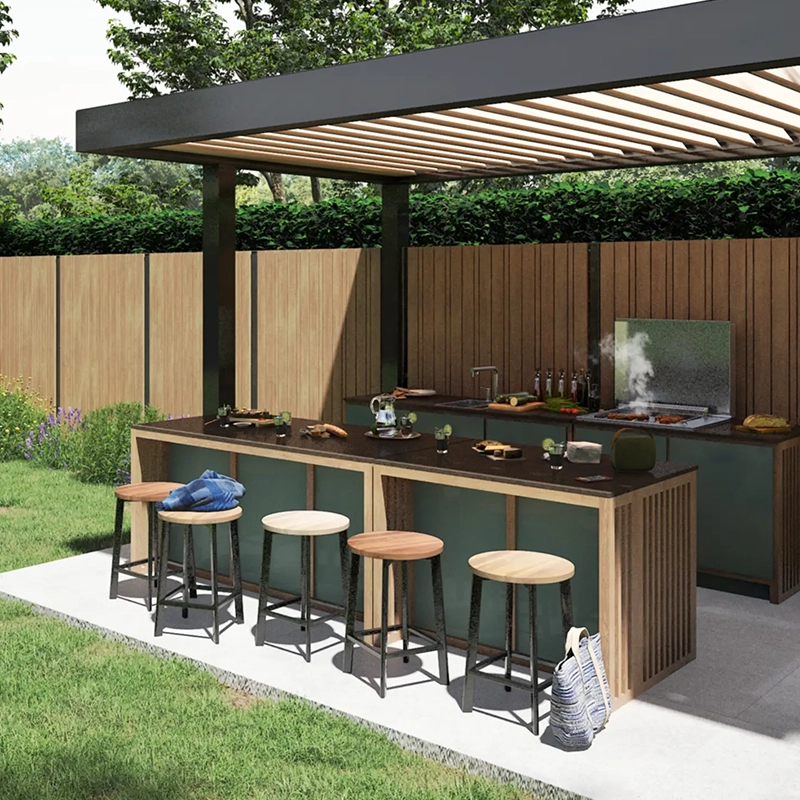 Cuisine extérieur verte avec du bois, un barbecue et chaises hautes