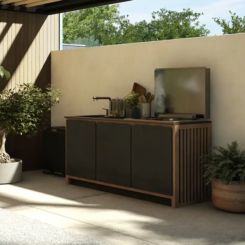 Petite cuisine extérieur avec barbecue, noir et bois