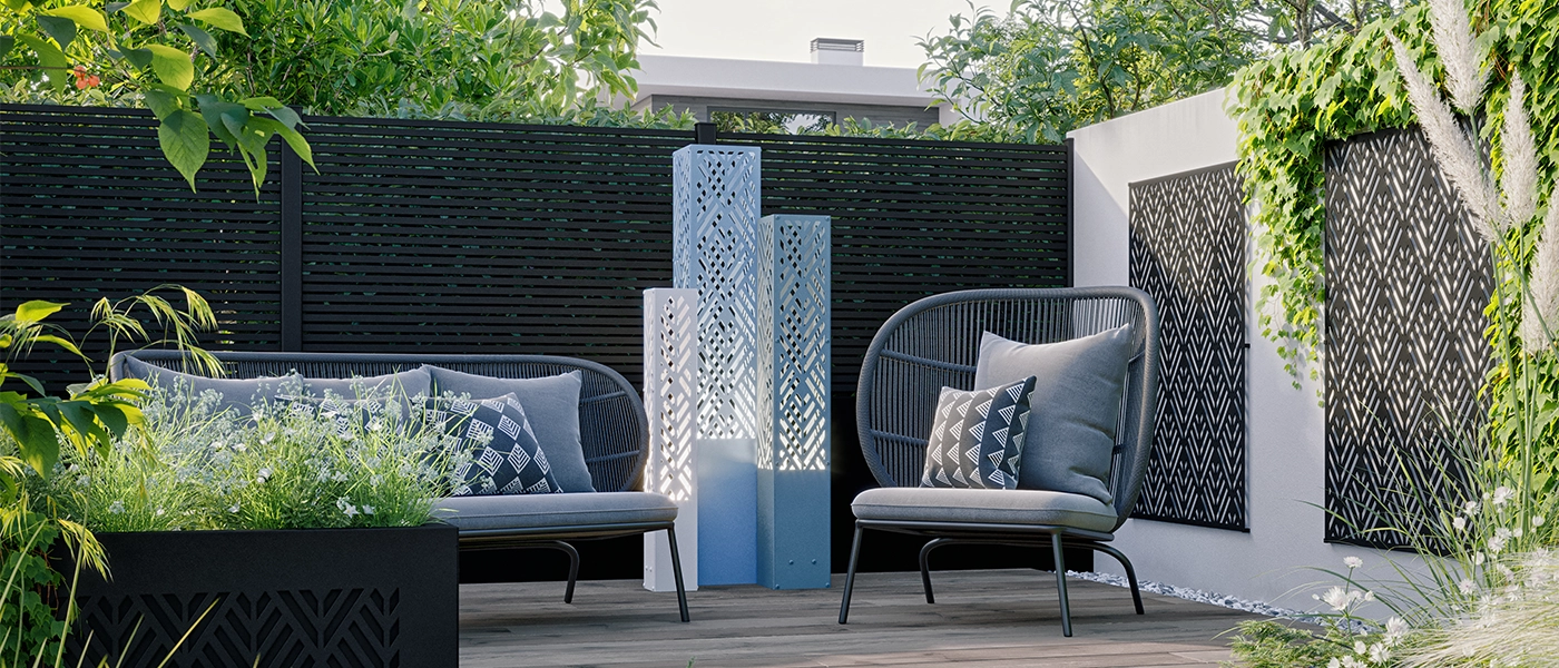 Jardin avec une clôture et des habillages de façade, de spot et de jardinière
