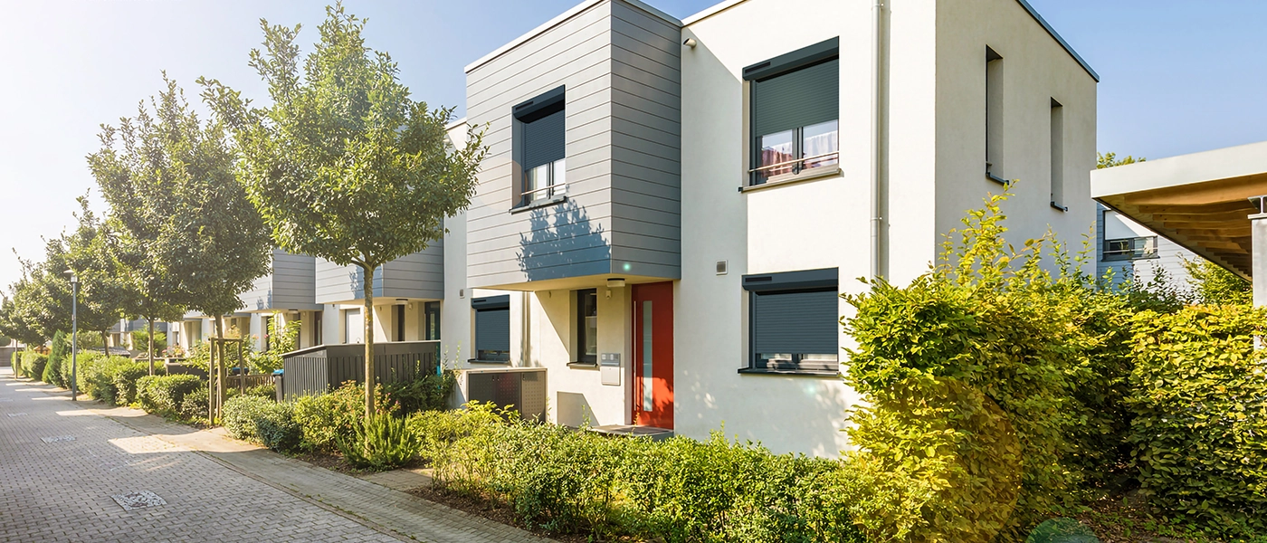 Volets roulants solaires, couleur anthracite, sur une maison moderne