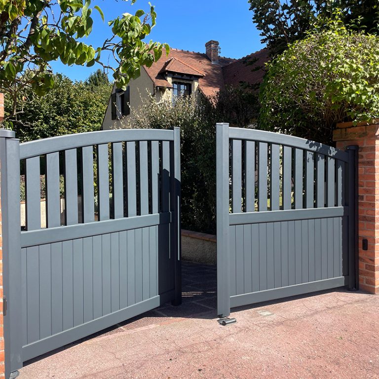 Portail Kostum semi-plein en aluminium gris anthracite, forme bombée en haut