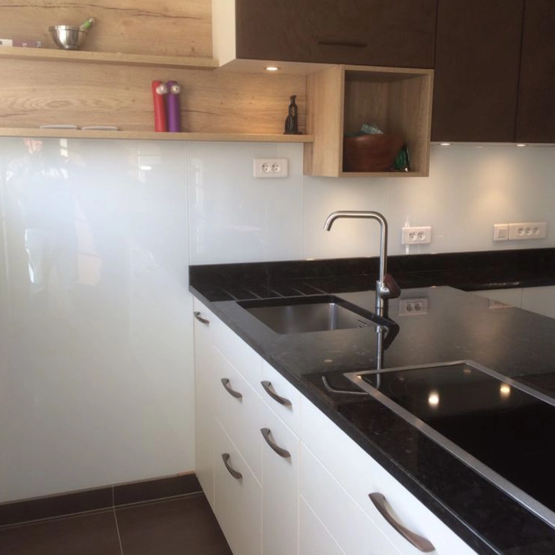 Cuisine moderne vitrée sur-mesure noir et blanche