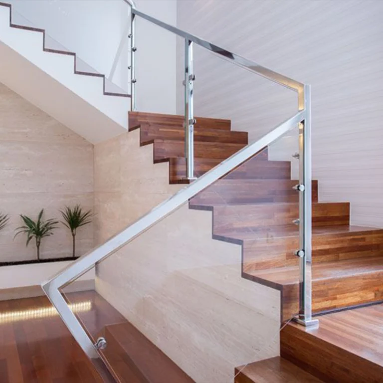 Escalier moderne en vois avec garde-corps vitré sur-mesure