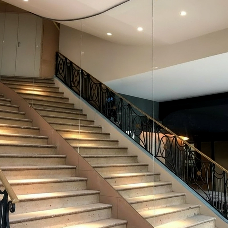 Fabrication d'un miroir mural sur-mesure prêt d'un escalier