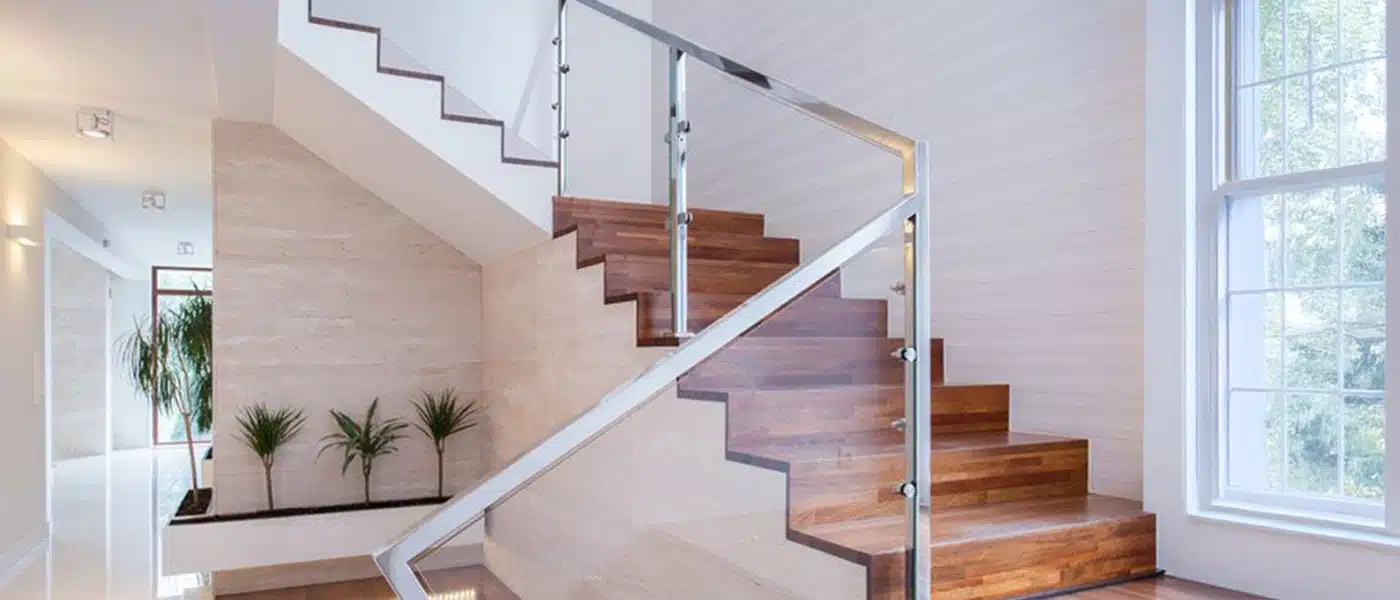 Fabrication d'un garde-corps vitré sur-mesure pour un escalier à angle