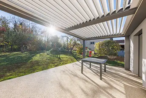 Vue en dessous d'une pergola bioclimatique, lames modulables semi-ouverte