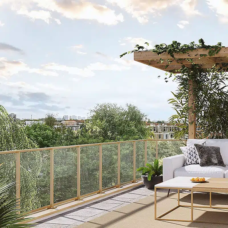 Un garde-corps de couleur beige avec un vitrage transparent sur un balcon avec une vue sur la campagne.