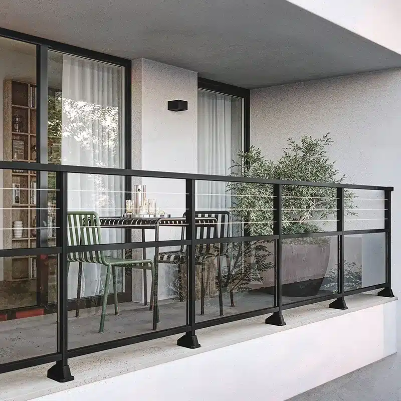 Un garde-corps noir avec un vitrage fumé sur le balcon d'une résidence.