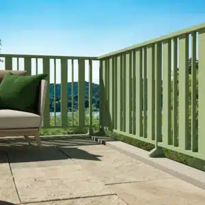 Un garde-corps vert sauge posé sur un balcon.