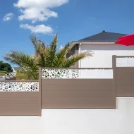 Clôture pleine en aluminium, beige, avec un décor de fleurs blanc - APA spécialiste des portails en Île-de-France