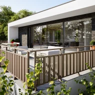 Garde-corps à barreaux beige sur une terrasse, installé par APA