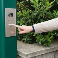 Interphone extérieur à l'entrée d'un portail