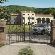 Motorisation DEA installée sur un portail en fer forgé