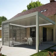Pergola autoportante avec des leds en aluminium modèle Lily par Kostum en coloris RAL 7039 et RAL 9010 avec décor L'Envol
