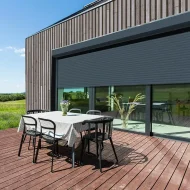 Volets roulants sur la baie vitrée d'une terrasse contemporaine